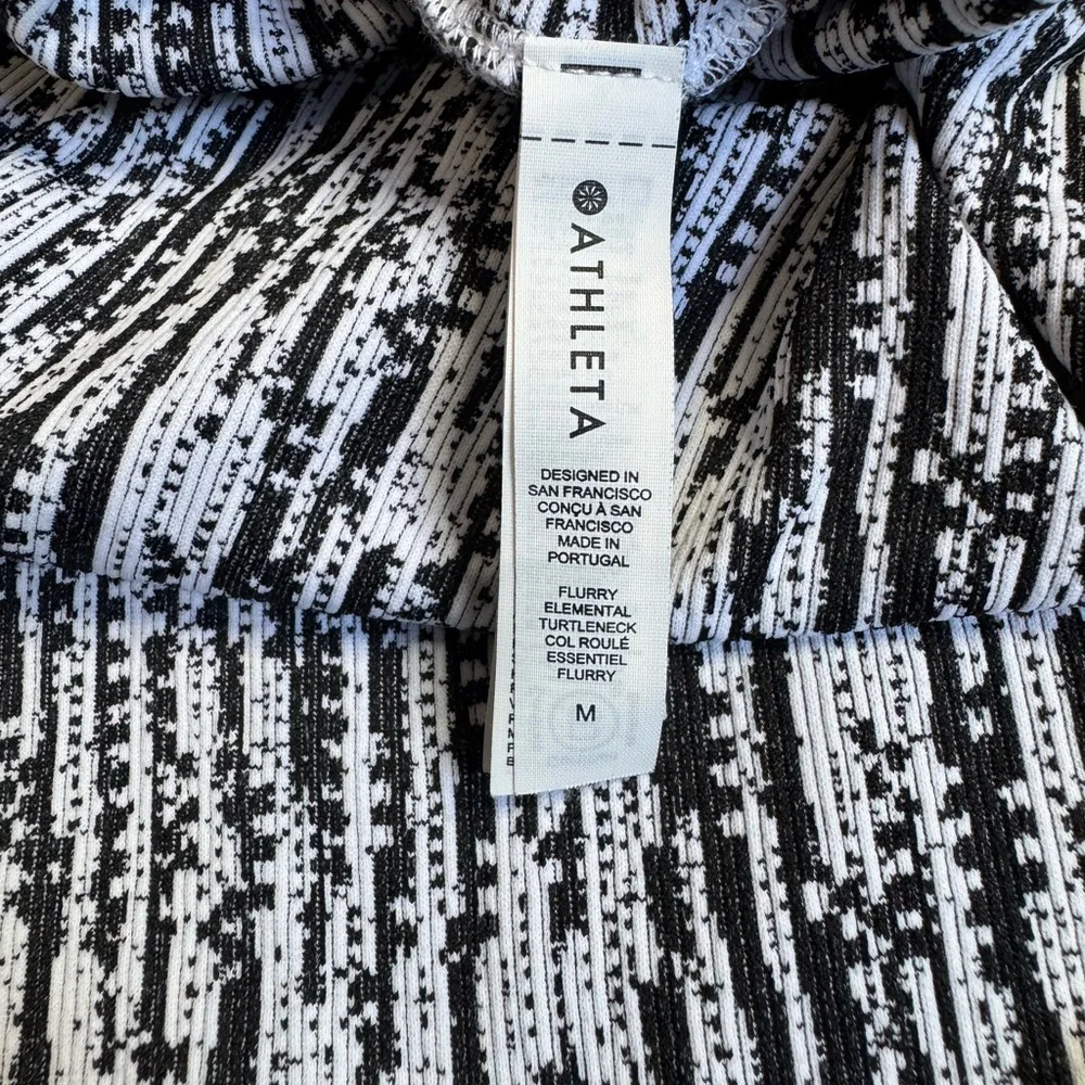 Athleta Flurry Elemental Turtleneck size M 983799